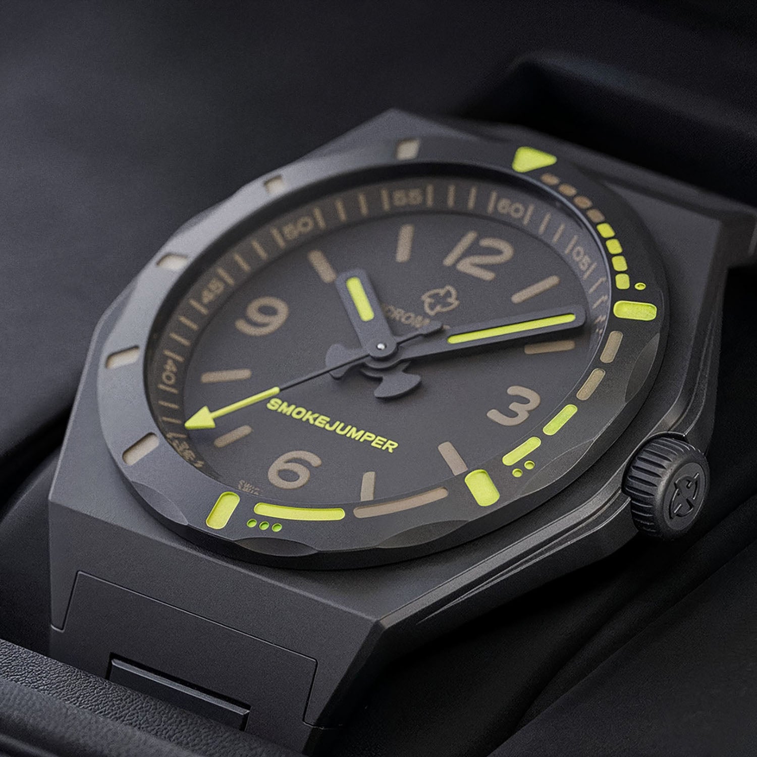 The Smokejumper – MICROMILSPEC military-grade firefighter watch inspired by mechanical manometer displays.