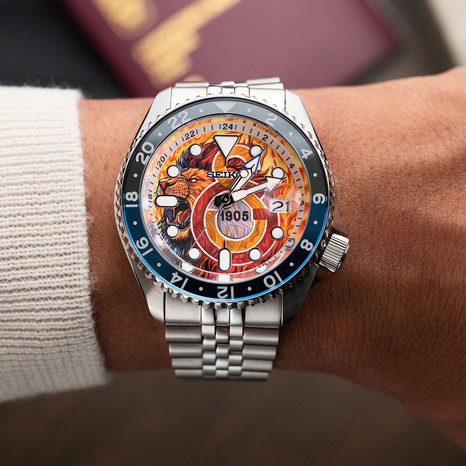 Seiko 5 Sports GMT Aslanlar Sahada – Hand-painted custom Seiko 5 Sports GMT featuring Turkish football heritage in yellow and red, a bespoke timepiece by IFL Watches