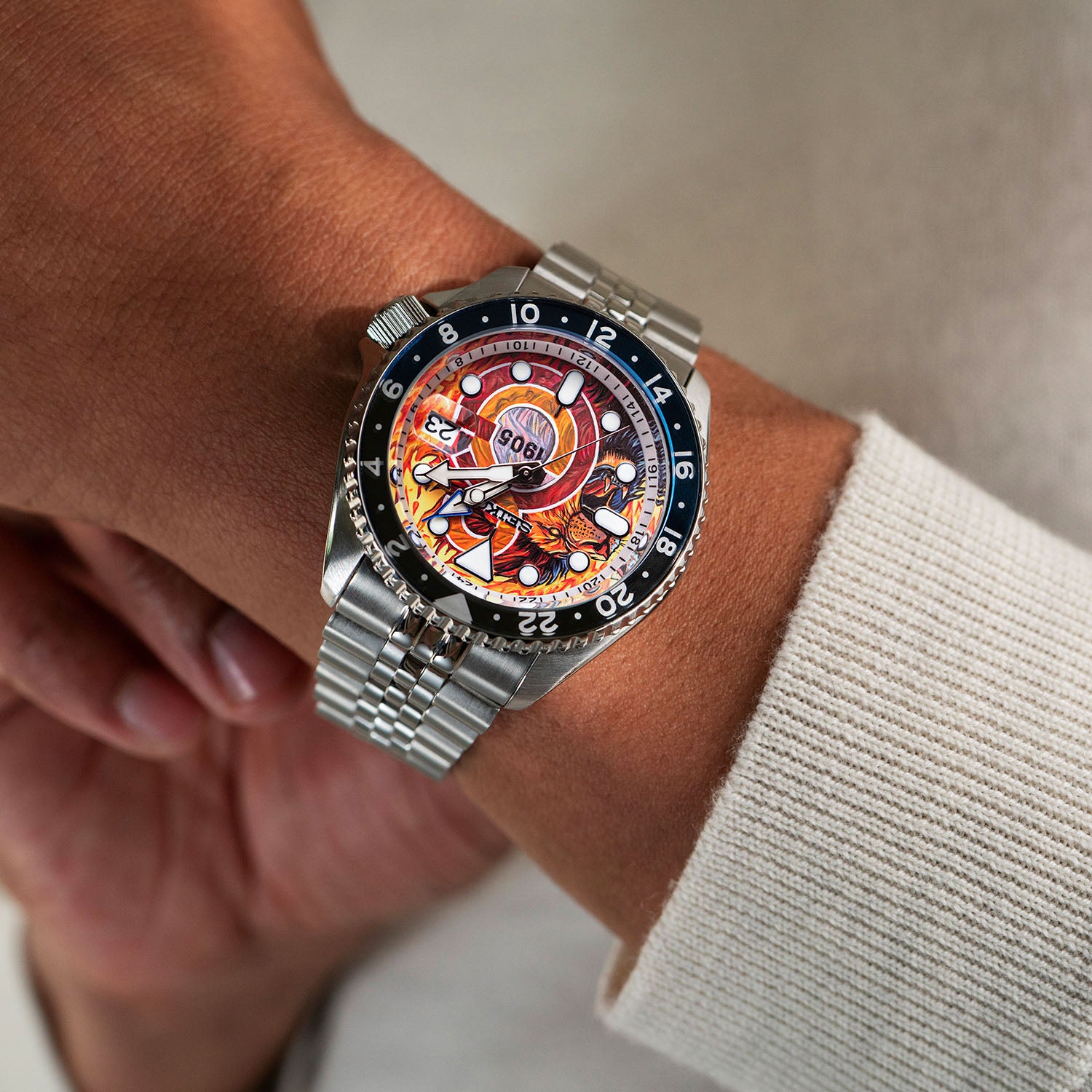 Seiko 5 Sports GMT Aslanlar Sahada – Hand-painted custom Seiko 5 Sports GMT featuring Turkish football heritage in yellow and red, a bespoke timepiece by IFL Watches
