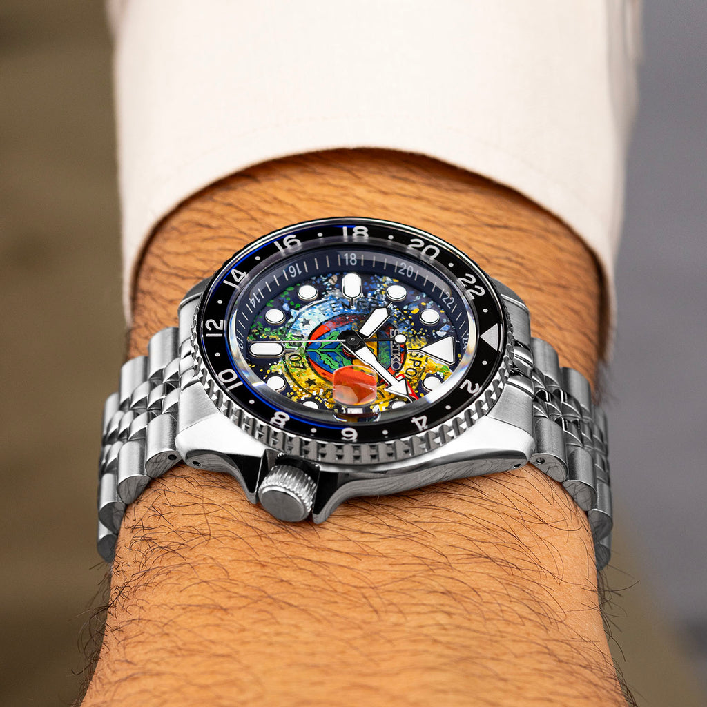 Sarı Kanaryalar Concept – Hand-painted custom Seiko 5 Sports GMT featuring Turkish football artwork in yellow and blue, a bespoke timepiece by IFL Watches